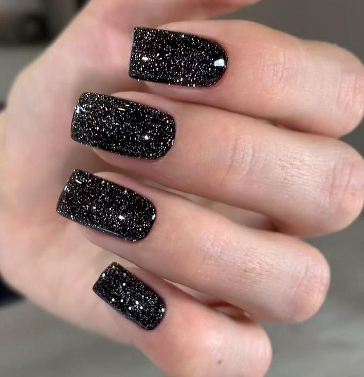 15 Cozy and Chic Short Winter Nails to Try Right Now